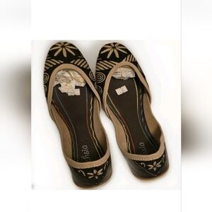 Embroidered Black and Tan Slip-On Women's Flats
